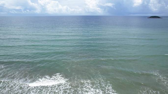 4K夏日海滩风光海浪海水夏季玩水航拍视频