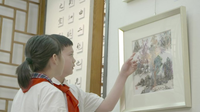 小学生参观学习中国文化书画博物馆书法对联