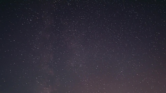 夜大胆深蓝色星空。真正的彩色星空夜空星星的时间流逝。夜空中闪烁的星星。从晚上到早晨的过渡延时。黄昏、