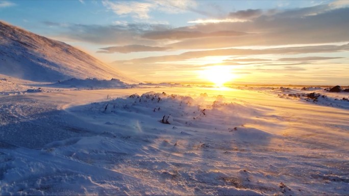 冰岛高地上的夕阳和飞雪