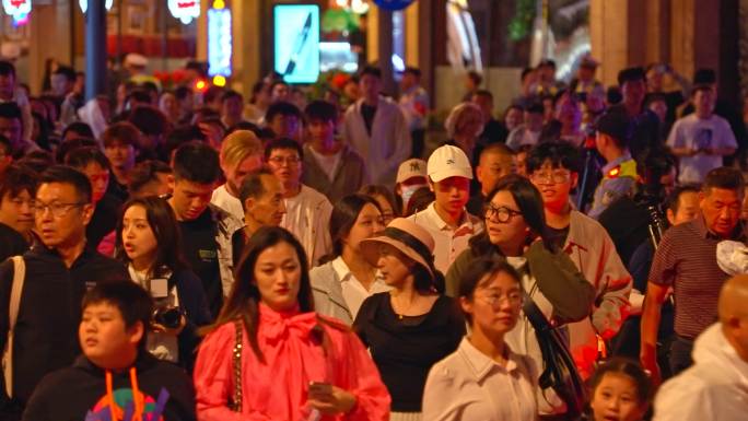 上海外滩南京路夜晚过街人潮人流