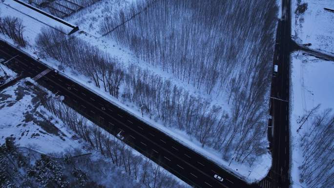 雪景中的公路和行驶的汽车