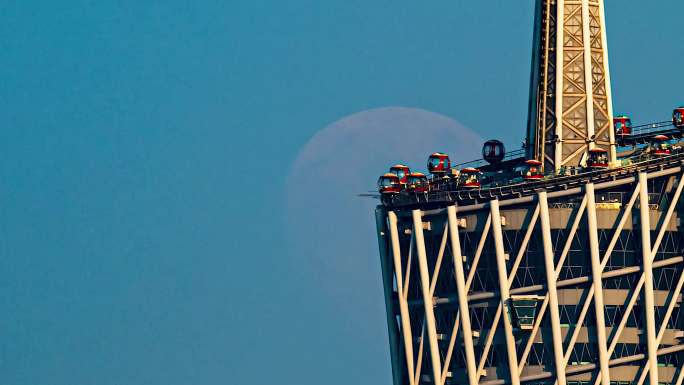 白天的月亮穿越广州塔