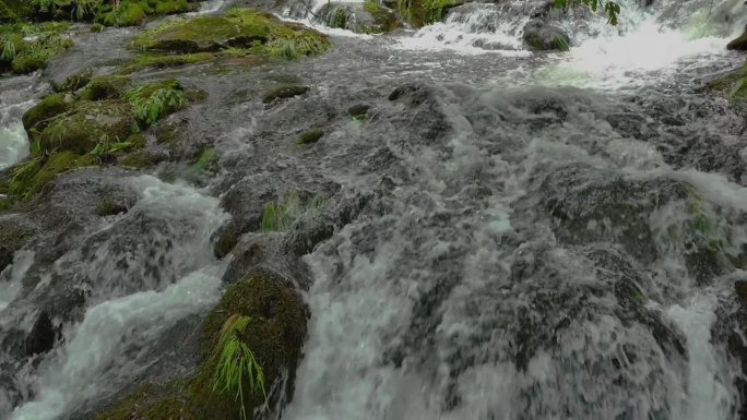 在西班牙的Río Parga, A Coruña，瀑布流在长满苔藓的岩石上的慢动作。