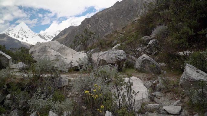 一名年轻的高加索男子徒步穿越秘鲁安第斯山脉附近拉古纳帕隆山脉的白色科迪勒拉山脉。