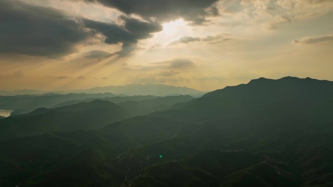 唯美山水画风格黄昏日落群山美景4K航拍