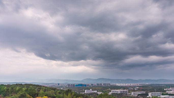 宁夏固原城市上空翻滚的乌云 风雨欲来