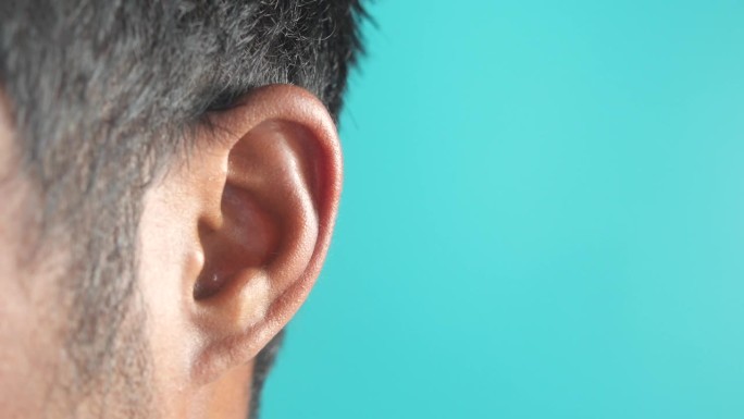 年轻人的左耳。感知问题，耳聋，听觉概念。
