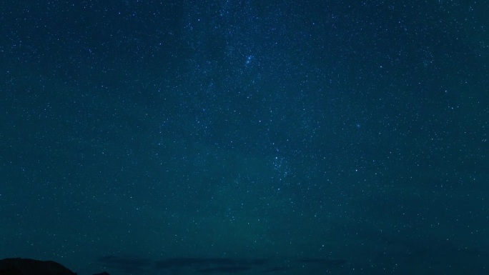 英仙座流星雨气辉银河系35毫米东北天空倾斜在内华达山脉山脉美国加州延时蓝色