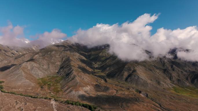 新疆航拍穿过云层山脉震撼风景4K大片