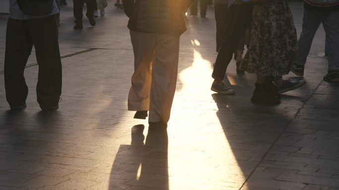 夕阳人群走路光影变化