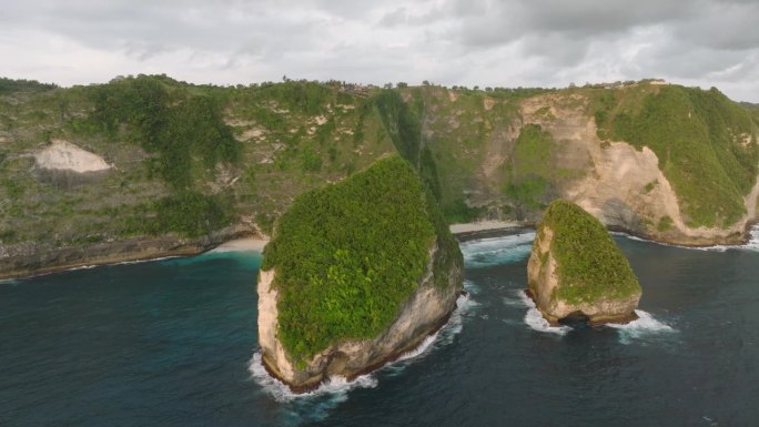 暴龙角和Batu Raharja的鸟瞰图，努沙Penida，巴厘岛，印度尼西亚