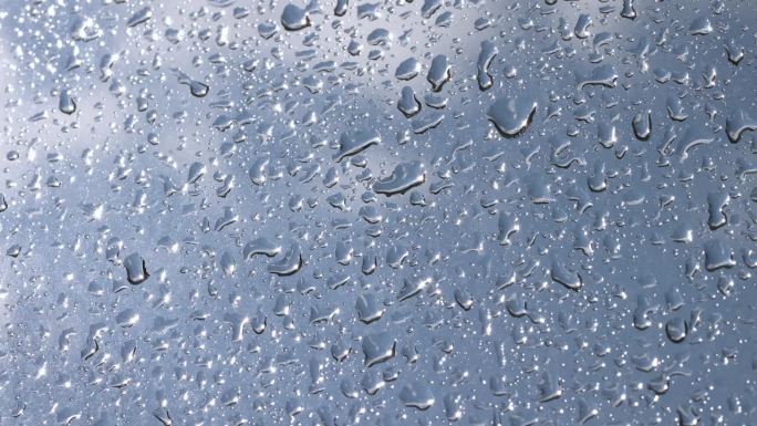 下雨时有水滴的玻璃