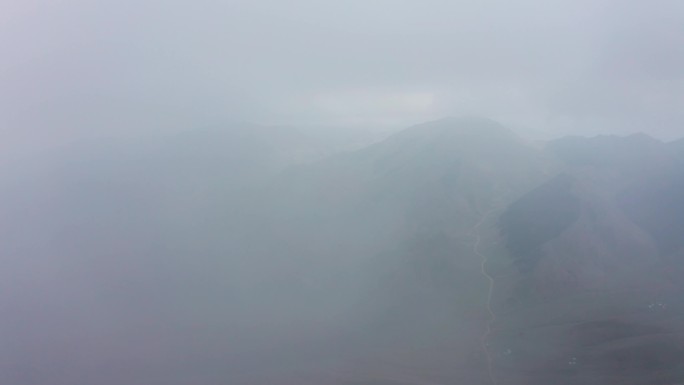 新疆航拍穿过云层山脉震撼风景4K大片