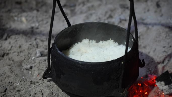 农家鼎锅饭洋芋米饭