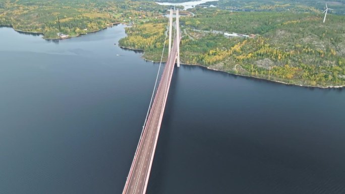 瑞典的Hogakustenbron金属混凝土桥，以秋天的森林为背景。空中拍摄