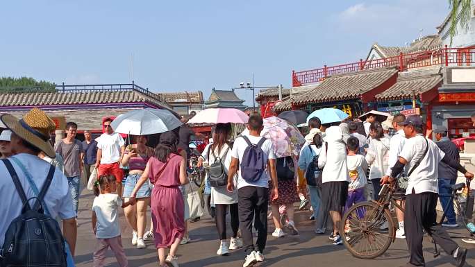 老北京著名旅游景点什刹海银锭桥旅游的人流