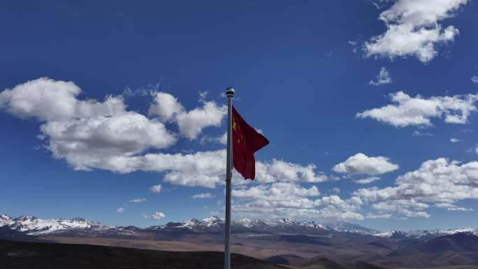 蓝天雪山高原五星红旗飘扬实拍升格