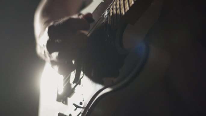 庄稼吉他手在黑暗中用吉他演奏歌曲