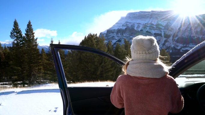 游客在车内用智能手机拍摄雪山，旅游目的地寒假