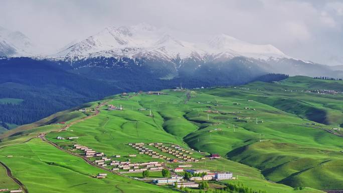 新疆高山草原雪山航拍