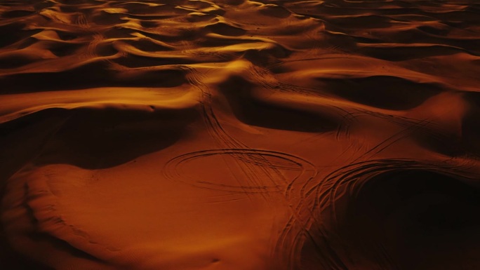 4 × 4越野车载着游客在阿联酋迪拜的沙漠沙丘狩猎之旅的鸟瞰图