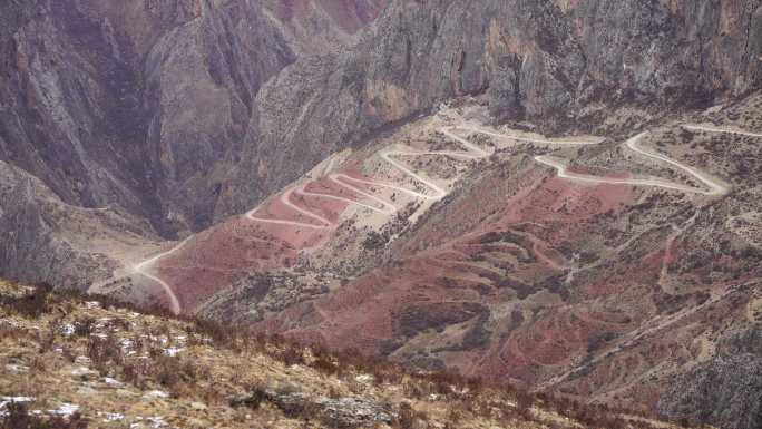 崎岖的盘山土路