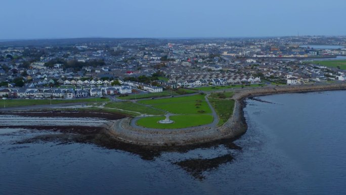 高威城市景观在广阔的全景视野。空中上升。戈尔韦湾，爱尔兰