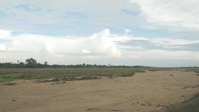 印度比哈尔邦菩提迦耶，晴朗的天空下，神圣的法古河干涸的河床和绵延的沙丘，广角照片
