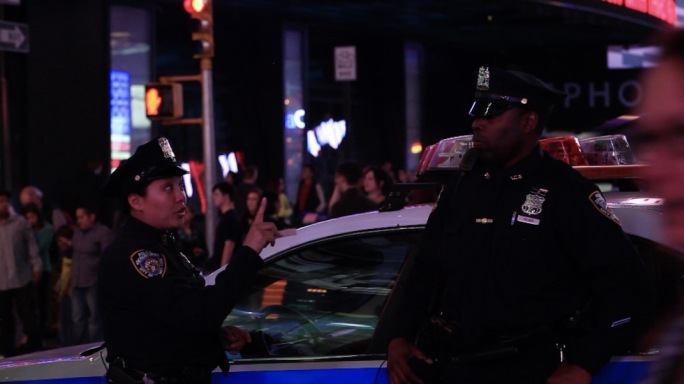 美国时代广场街景 街头执勤的亚洲女警