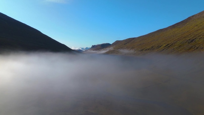 冰岛山谷低洼云层上空的航拍照片