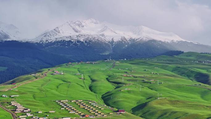 航拍新疆空中草原雪山