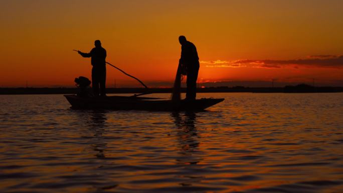 夕阳下湖面捕鱼渔船慢动作