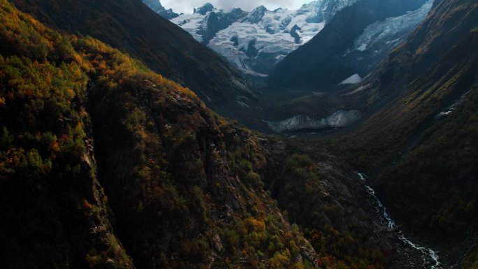 山间的秋天，鸟瞰山间的山谷和融雪流过的小河