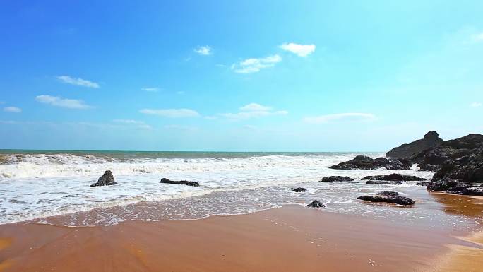 海南省万宁市山钦湾蓝天白云下沙滩海浪浪花