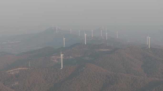 航拍山东烟台牟平双百山冬季山野风电机群