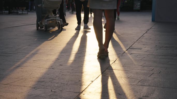 夕阳人群走路光影变化