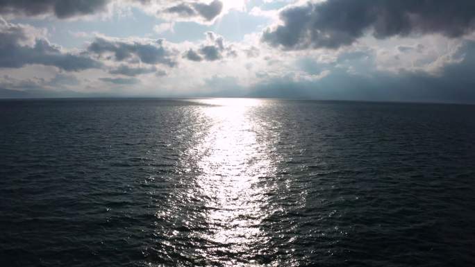 新疆赛里木湖黄昏夕阳绝美航拍4K云层