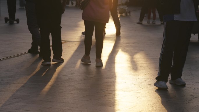 夕阳人群走路光影变化