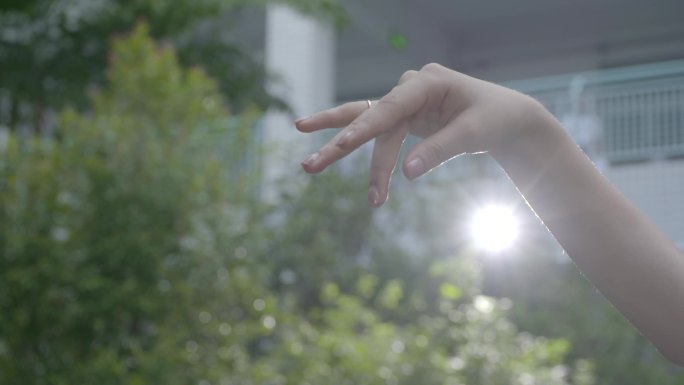 唯美女人在鲜花盛开草丛中跳舞春天春暖花开