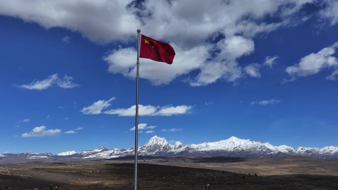 蓝天雪山高原五星红旗飘扬实拍升格