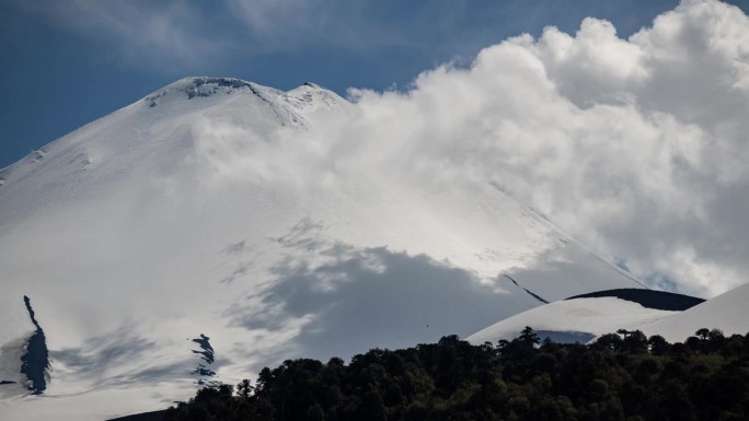 云层覆盖着巴塔哥尼亚火山