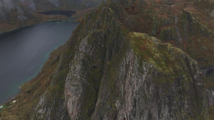 在罗浮敦山腰和陡峭山峰上的史诗挪威景观空中之旅