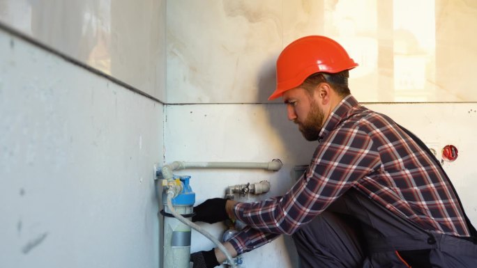 水管工在新公寓安装或更换滤水器或水管