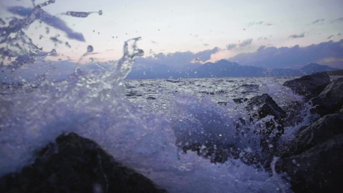 赛里木湖浪花击打岩石大海升格慢动作