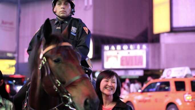 美国时代广场街景 街头骑警跟游客拍照