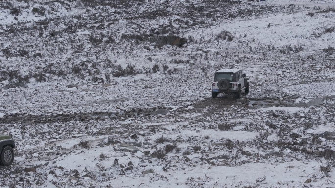 雪地开车穿越