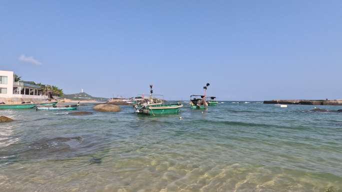 海南文昌铜鼓岭渔村石头公园海浪拍打渔船