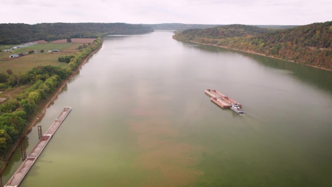 无人机拍摄的大沙船行驶在俄亥俄河上，靠近河岸上的一个沙矿