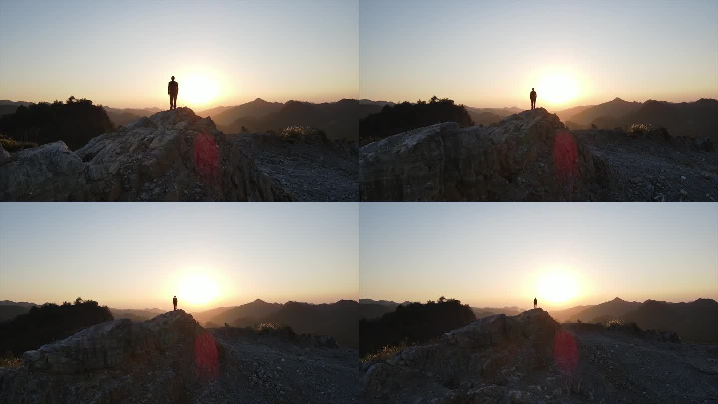 男人站在山顶眺望远方孤独思考哲学意境向往